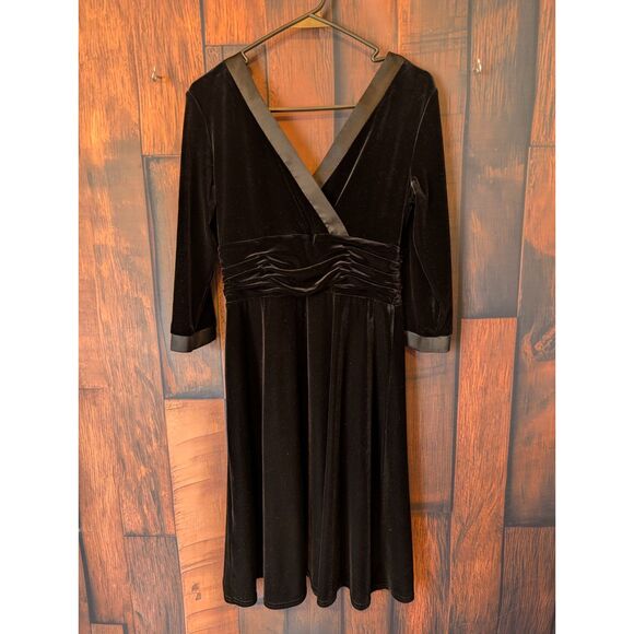 Sandra Darren Women's Black Velvet 3/4 Sleeve Fit & Flare Satin Trim Sz 8P - Picture 1 of 3